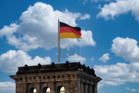 Foto de Bandera de Alemania en primer plano soplada por el viento. Berlín, Alemania. - Imagen libre de derechos