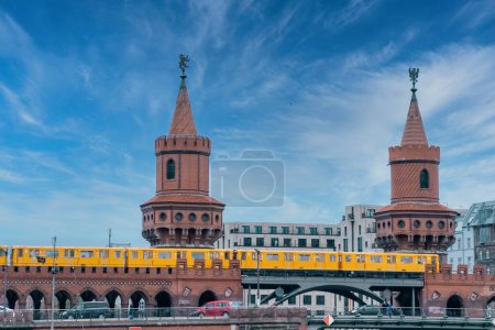 Foto de Berlín, Alemania: 21 de abril de 2022: Oberbaum bridge over spree river and sky. - Imagen libre de derechos