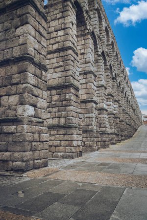 Foto de Segovia, Espaa. 28 de abril de 2022: El Acueducto de Segovia es un acueducto romano que llevó agua a la ciudad española de Segovia hasta 1973. Su construcción data de principios del siglo II dC. - Imagen libre de derechos