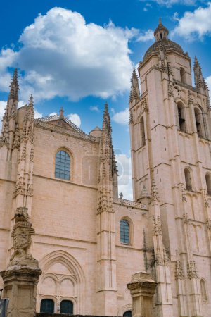 Foto de Segovia, Espaa. 28 de abril de 2022: Catedral de Segovia con cielo azul. - Imagen libre de derechos