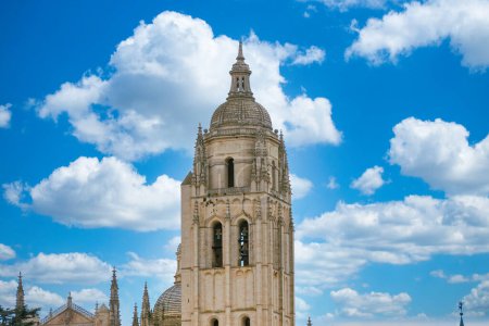 Foto de Segovia, Espaa. 28 de abril de 2022: Catedral de Segovia con cielo azul. - Imagen libre de derechos