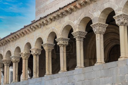 Foto de Segovia, España. 28 de abril de 2022: Columnas romanas iglesia de san martin segovia y arquitectura de la ciudad. - Imagen libre de derechos