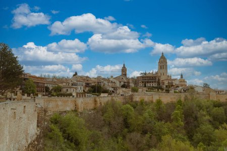 Foto de Segovia, Espaa. 28 de abril de 2022: Murallas y catedral de Segovia. - Imagen libre de derechos