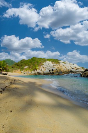 Foto de Paisaje en las playas del Parque Nacional Tayrona con cielo azul. Santa marta colombia. - Imagen libre de derechos