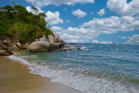 Paisaje en las playas del Parque Nacional Tayrona con cielo azul. Santa marta colombia.