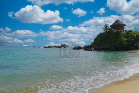 Paysage sur les plages du parc national de Tayrona avec ciel bleu. Santa marta la colombie.