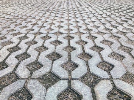 Foto de Césped eco pavimento de un estacionamiento. Nueva textura de pavimentación de hormigón sin costura - Imagen libre de derechos
