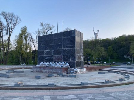Téléchargez les photos : Kiev, Ukraine - 05 mai 2019 : Monument aux fondateurs de Kiev au lever du soleil Statue de Kyi, Chtchek, Horyv et Lybid. Kiev la capitale de l'Ukraine. Fermé en temps de guerre et caché par des plaques - en image libre de droit