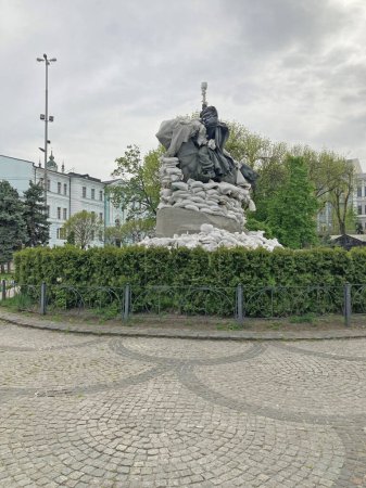 Foto de Monumento de Petro Sahaidachny en tiempo de guerra en Kiev, Ucrania. Kiev, Ucrania - 6 de junio de 2022. - Imagen libre de derechos