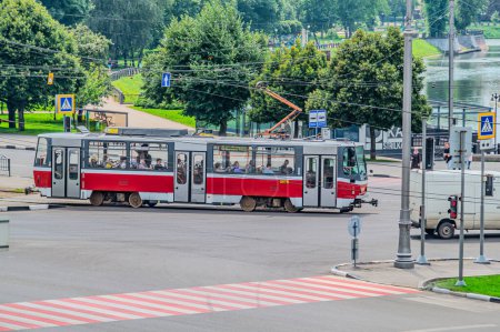Foto de Tranvía rojo en el centro de Kharkiv en un día de verano. Tatra T3 tranvía de dos coches que cruza un cruce de la calle en el centro de la ciudad de Kharkiv verano. Járkov, Ucrania 07-07-2023 - Imagen libre de derechos
