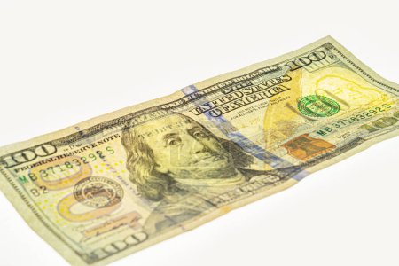Fragment einer 100-Dollar-Banknote mit sichtbaren Details der Banknotenrückseite für Designzwecke. Franklin-Wasserzeichen auf 100-Schein