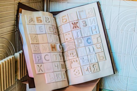 Libro de alfabeto cirílico, libro de diseño con alfabeto ruso y ucraniano, con diferentes texturas. Kharkiv Ucrania 05-05-2023