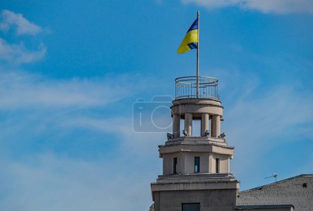 Die ukrainische Flagge weht bei Wind und Sonne. Flagge der Ukraine auf blauem Himmel Hintergrund. Nationales Symbol für Freiheit und Unabhängigkeit. Charkiw, Ukraine 05-05-2023