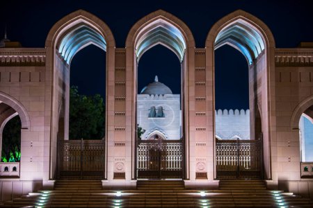Foto de Mascate, Omán-septiembre, 16.2022: La Gran Mezquita del Sultán Qaboos es la mezquita más grande de Omán, ubicada en la capital de Mascate.. - Imagen libre de derechos