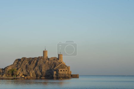 Téléchargez les photos : Muscat, Oman - 05 mars 2019 : Vue de la forteresse Al Jalali au lever du soleil dans la vieille ville Muttrah. - en image libre de droit