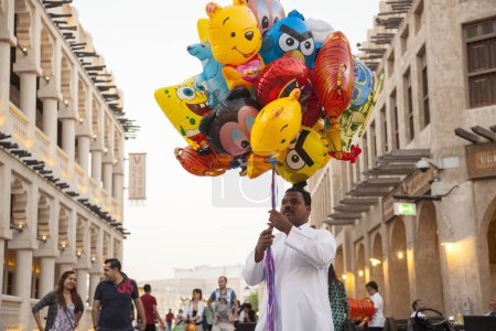 Foto de Doha, Qatar - 05 de marzo de 2019: Las calles del tradicional mercado árabe Wakif están llenas de gente. - Imagen libre de derechos