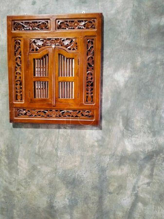 Geschnitzter hölzerner Krepyak-Rahmen, Fensterspiegel-Wanddekoration, typisch indonesisch