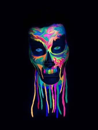 Foto de Máscara de cráneo con color UV vívido. Un concepto espeluznante. Concepto de Halloween o Santa Muerte. Fondo retro del futuro con luz negra. - Imagen libre de derechos