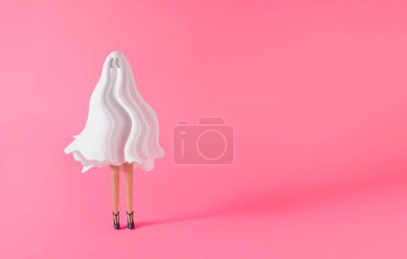 Foto de Chica en traje de fantasma contra fondo rosa pastel. Fiesta de Halloween concepto mínimo. - Imagen libre de derechos