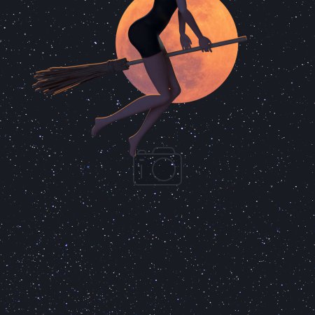 Téléchargez les photos : La sorcière d'Halloween monte sur un balai au clair de lune. Minimal concept de fête de l'horreur. Fond d'écran avec pleine lune et ciel étoilé - en image libre de droit