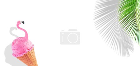 Téléchargez les photos : Concept minimaliste d'été créatif ou caribéen. Fond tropical avec palmier, flamant rose en cône de gaufre crème glacée et endroit pour écrire du texte. Art abstrait créatif esthétique minimale - en image libre de droit