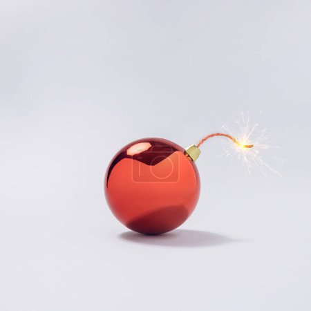 Téléchargez les photos : Boule de Noël décoration fusible bombe. C'est l'heure de célébrer. Concept Nouvel An. - en image libre de droit