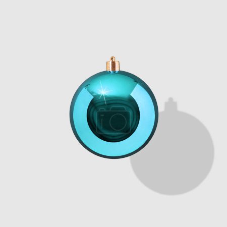 Téléchargez les photos : Balle bleue du Nouvel An sur fond blanc. Concept minimal de Noël - en image libre de droit
