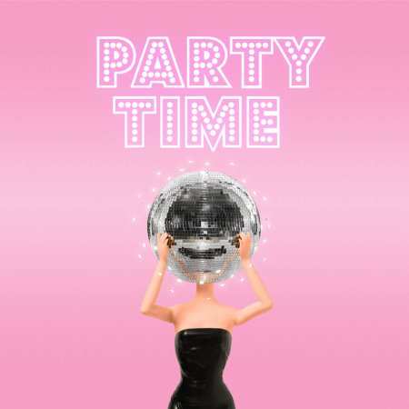Foto de Chica en un vestido negro con una bola de discoteca en la cabeza, sobre fondo rosa pastel, por encima de la cual la inscripción ilumina TIEMPO DE FIESTA. Concepto de celebración mínima. - Imagen libre de derechos