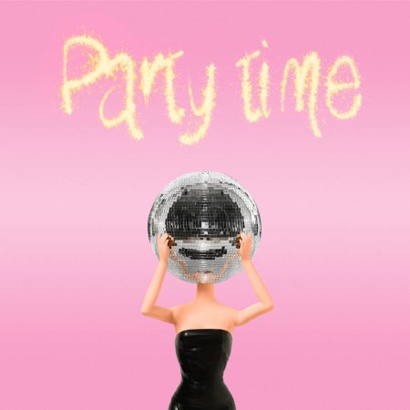 Téléchargez les photos : Fille dans une robe noire avec une boule disco sur la tête, sur fond rose pastel, au-dessus de laquelle arroseurs épelent le mot TEMPS DE PARTIE. Concept de célébration minimal. - en image libre de droit