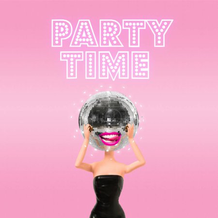 Foto de Chica en un vestido negro con una bola de discoteca en la cabeza y lápiz labial rosa, sobre fondo rosa pastel, por encima de la cual la inscripción se ilumina TIEMPO DE FIESTA. Concepto de celebración mínima. - Imagen libre de derechos