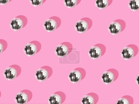 Foto de Disco bolas sobre un fondo rosa pastel - Imagen libre de derechos