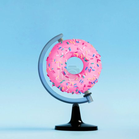 Téléchargez les photos : Composition abstraite créative avec beignet sur un stand de globe avec fond rose. Concept de nourriture minimale. Pose plate. - en image libre de droit