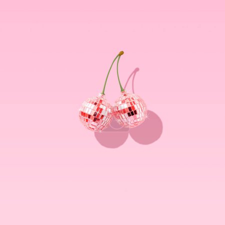 Foto de Decora bolas de discoteca como cerezas. El concepto de entretenimiento mínimo. Piso lai. - Imagen libre de derechos