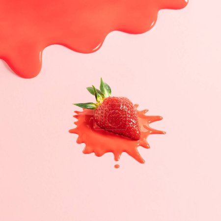 Téléchargez les photos : Composition minimale avec fraise coupée en deux et crème fondante sur fond rose pastel. - en image libre de droit