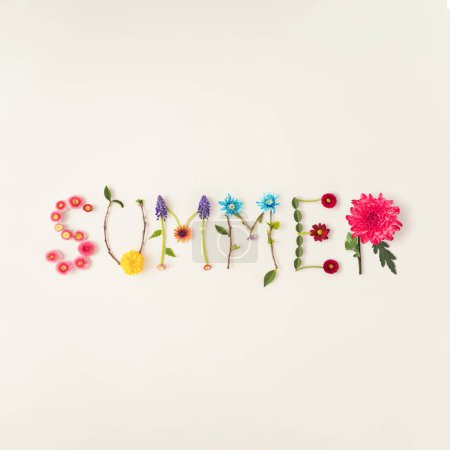 Foto de Palabra de verano hecha de flores de colores sobre un fondo brillante. Concepto de primavera o verano. Puesta plana - Imagen libre de derechos