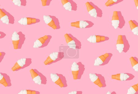 Foto de Patrón de helado sobre fondo rosa pastel. Creativo mínimo verano plano laico. - Imagen libre de derechos