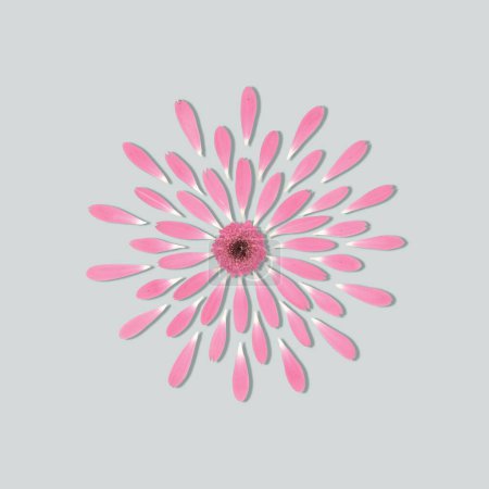 Téléchargez les photos : Composition créative de fleur rose avec des pétales sur fond clair. Fleurerscape plat laïc. - en image libre de droit