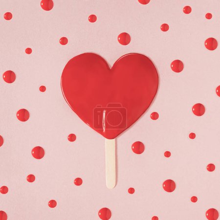 Foto de Pintura roja en forma de corazón con una silueta de helado derretido en un palo. Concepto mínimo de San Valentín o Amor. Puesta plana. - Imagen libre de derechos