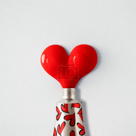 Téléchargez les photos : Composition d'amour tendance en peinture rouge en forme de coeur sur fond blanc. Concept minimal de Saint-Valentin ou d'amour. Art créatif, esthétique minimale. Vue de dessus. Pose plate - en image libre de droit