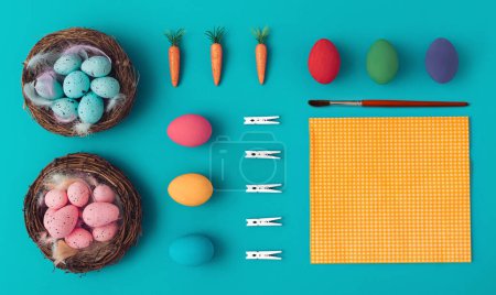 Téléchargez les photos : Modèle de Pâques fait avec des œufs de Pâques colorés, sur un fond bleu pastel. Concept minimal de Pâques. Art créatif, esthétique minimale. Pose plate. Espace d'écriture, espace de copie - en image libre de droit