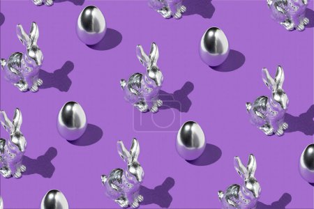 Téléchargez les photos : Motif de vacances créatif Fabriqué avec des œufs de Pâques en argent et des lapins lapins sur fond violet avec des ombres acérées. Concept minimal d'eastar. Art créatif, esthétique minimale. - en image libre de droit