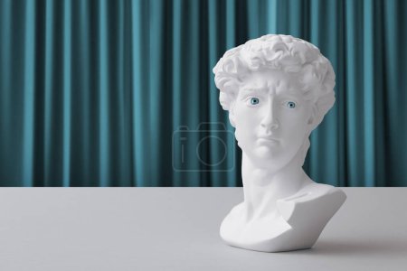 Téléchargez les photos : Statue en gypse de la tête de David yeux bleus blancs - en image libre de droit