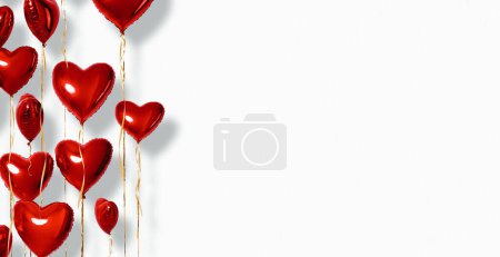 Foto de Composición creativa hecha de un ramo de globos rojos del corazón aislados sobre un fondo blanco. Concepto de amor mínimo, espacio de copia y texto, decoración del día de San Valentín - Imagen libre de derechos