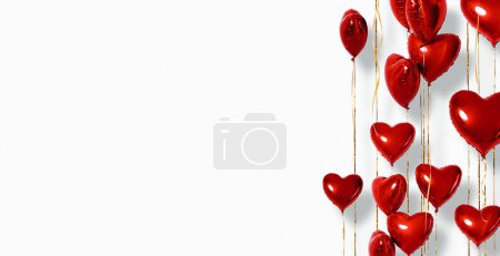Téléchargez les photos : Composition créative composée d'un bouquet de ballons à cœur rouge isolés sur un fond blanc. Concept d'amour minimal, copier l'espace et le texte, Décoration Saint-Valentin - en image libre de droit