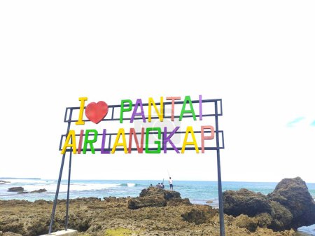 Téléchargez les photos : Air Langkap Beach Tourisme Objet avec une porte qui dit "J'aime Air Langkap Beach". signe de bienvenue sur la plage. - en image libre de droit