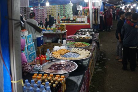 Téléchargez les photos : Bengkulu, Indonésie : 14 juillet 2023 - stands de nourriture de rue vendant une variété de grillades dans un marché de nuit - en image libre de droit