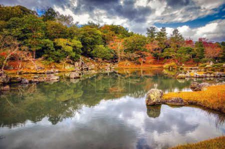 Téléchargez les photos : Bâtiments et jardins en automne au temple Tenryu-ji, Arashiyama, Kyoto, Japon - en image libre de droit