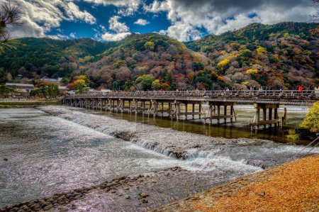 Téléchargez les photos : Rivière Katsura à Arashiyama, Kyoto, Japon, en automne - en image libre de droit