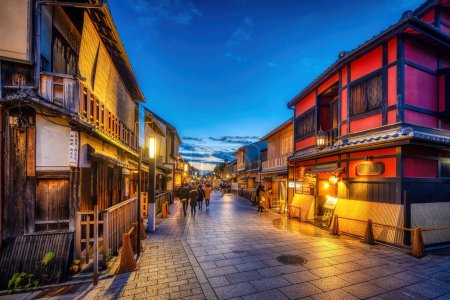 Téléchargez les photos : Hanami-Koji Street à Gion, Kyoto, est célèbre comme une rue pleine de bâtiments traditionnels. C'est le quartier Geisha de Kyoto, Japon - en image libre de droit