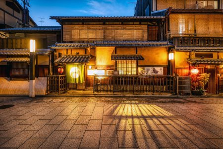 Téléchargez les photos : Hanami-Koji Street à Gion, Kyoto, est célèbre comme une rue pleine de bâtiments traditionnels. C'est le quartier Geisha de Kyoto, Japon - en image libre de droit